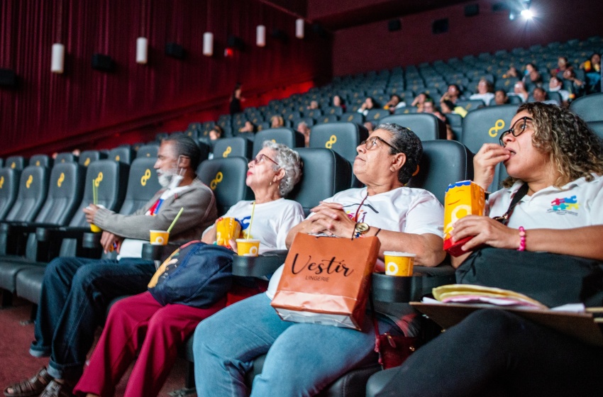 Cine Vovó já levou 300 idosos para o cinema no primeiro mês do projeto