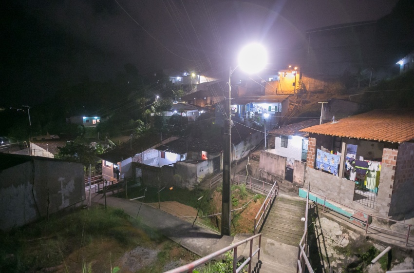 Moradores das Grotas Princesa e Iraci contam com nova iluminação em LED