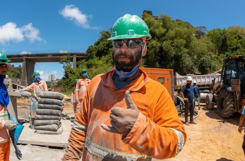 Maceioenses trabalham em obras do Renasce Salgadinho e participam de mudanças na capital
