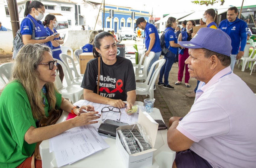 Pessoas em situação de rua participam de ação de cidadania