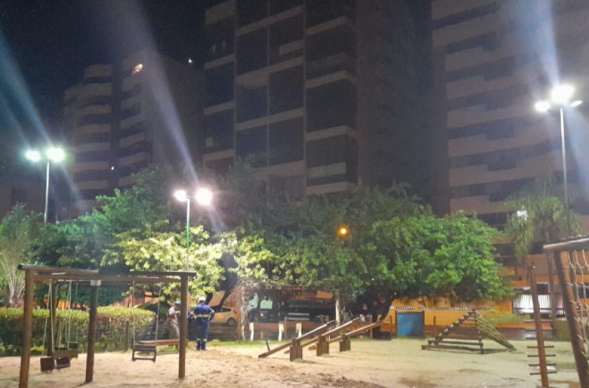 Sima restabelece iluminação de praça que sofreu curto-circuito na Ponta Verde