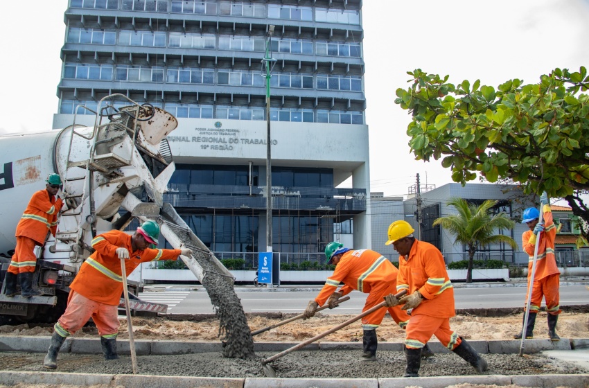 Reurbanização da Praia da Avenida recebe nova etapa de concretagem