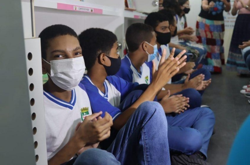Biblioteca Móvel incentiva alunos da rede municipal a ler de forma dinâmica