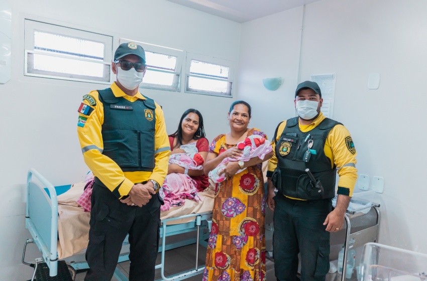 Agentes de Trânsito reencontram mãe e gêmeas que socorreram no dia do parto
