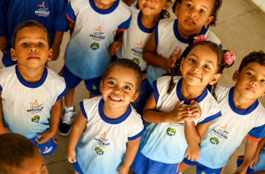 Estudantes da rede municipal de Maceió comemoram chegada dos fardamentos
