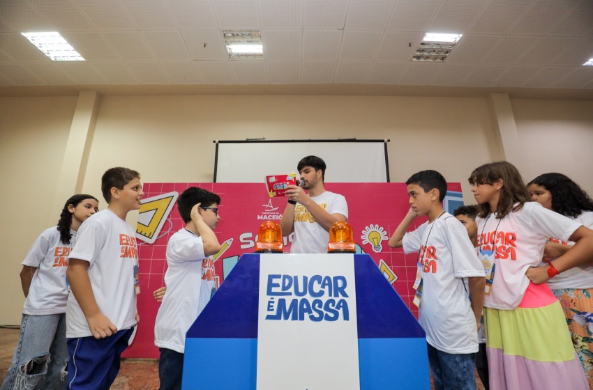 Na Bienal, estudantes da rede pública municipal de ensino participam de atividade para prova do Saeb