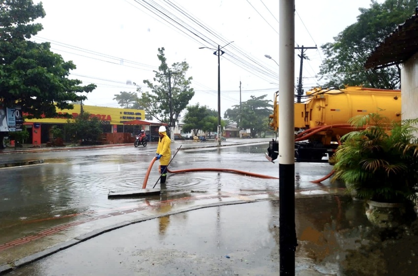 Equipes de limpeza e drenagem estão em pontos de alagamentos em Maceió
