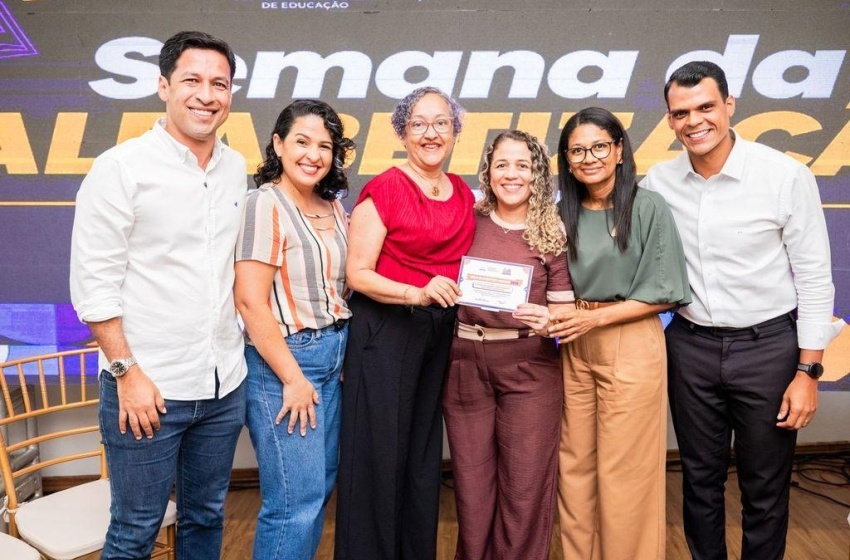 Prefeito Rodrigo Cunha entrega Selo Alfabetiza Maceió para escolas da rede pública municipal de ensino