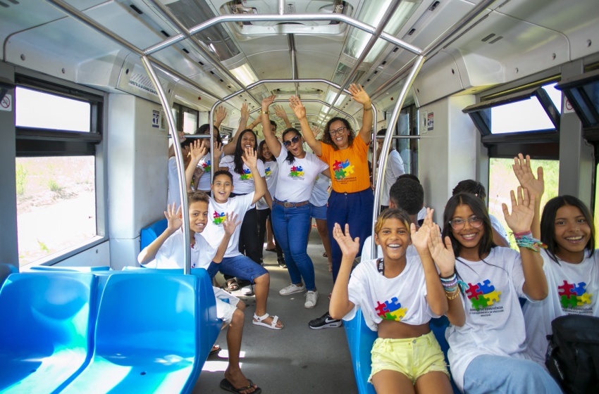 Adolescentes do Serviço de Convivência passeiam de VLT pela primeira vez