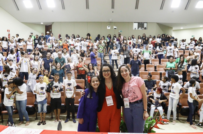 Estudantes participam de palestra sobre divulgação científica com astrônoma infantil