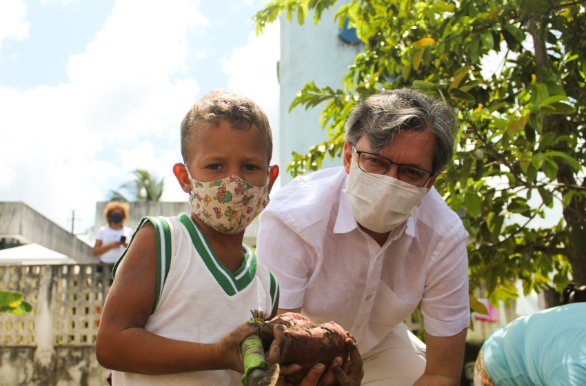 Crianças se divertem e aprendem em colheita de horta no Benedito Bentes
