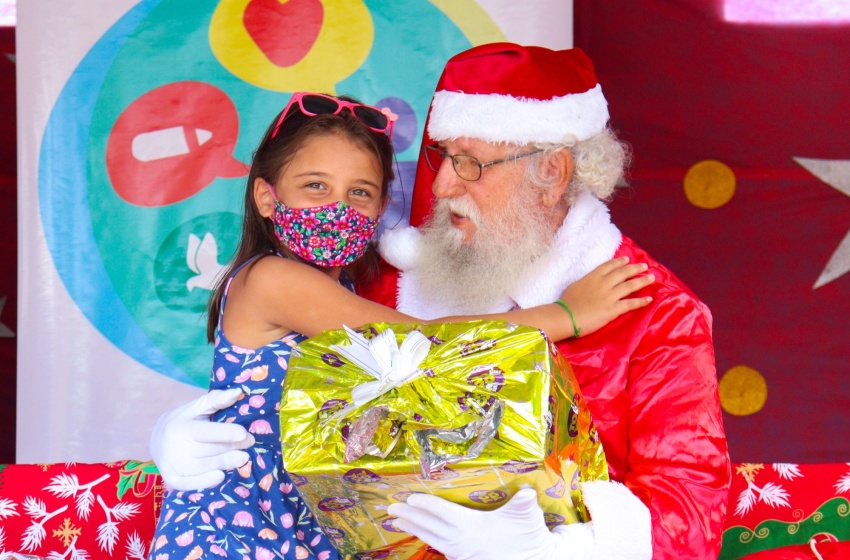 Crianças recebem presentes das mãos do Papai Noel em escola da rede municipal