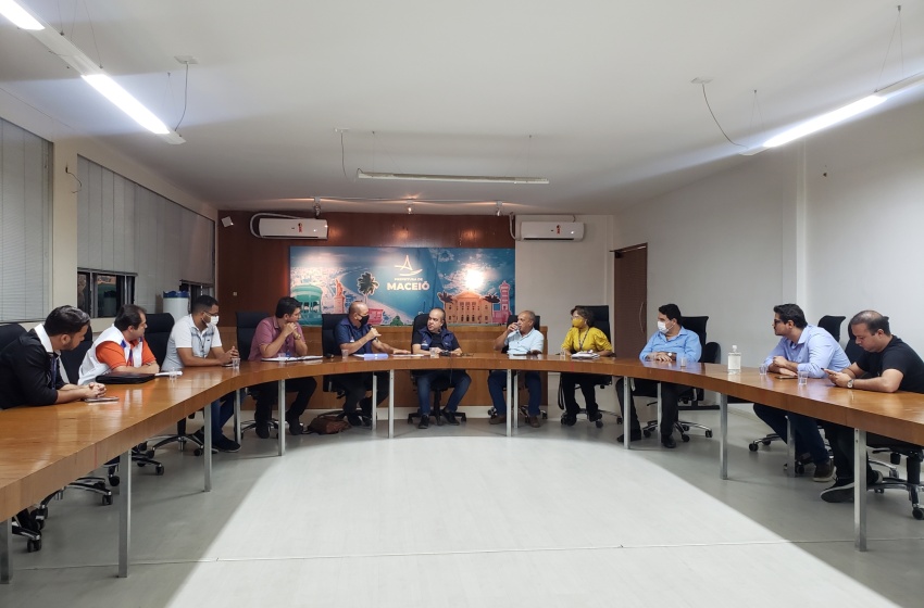 Grupo de trabalho vai iniciar desobstrução do Canal da Levada e de galerias no Mercado da Produção