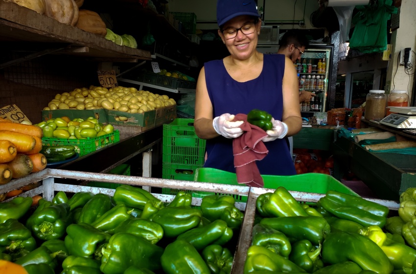 Feirante aposta em cuidados especiais de mercadorias para conquistar clientela