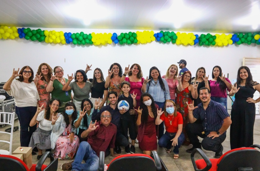 Educação realiza entrega de certificados da formação em libras para técnicos da rede municipal de ensino