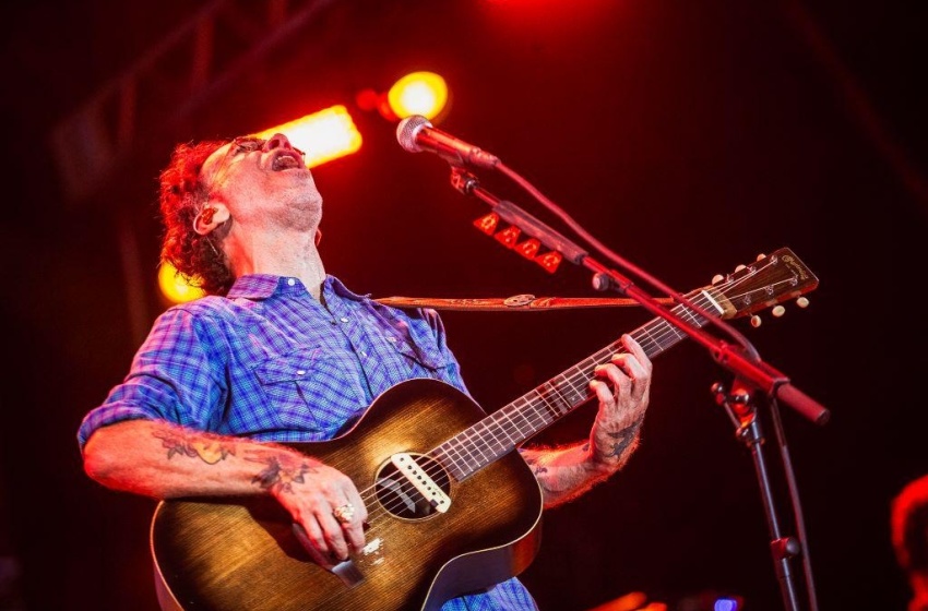 Fãs de Nando Reis chegam horas antes do show para prestigiar cantor