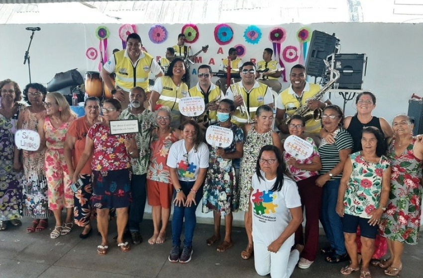 Grupo de idosos celebram chegada da primavera com muita música e diversão