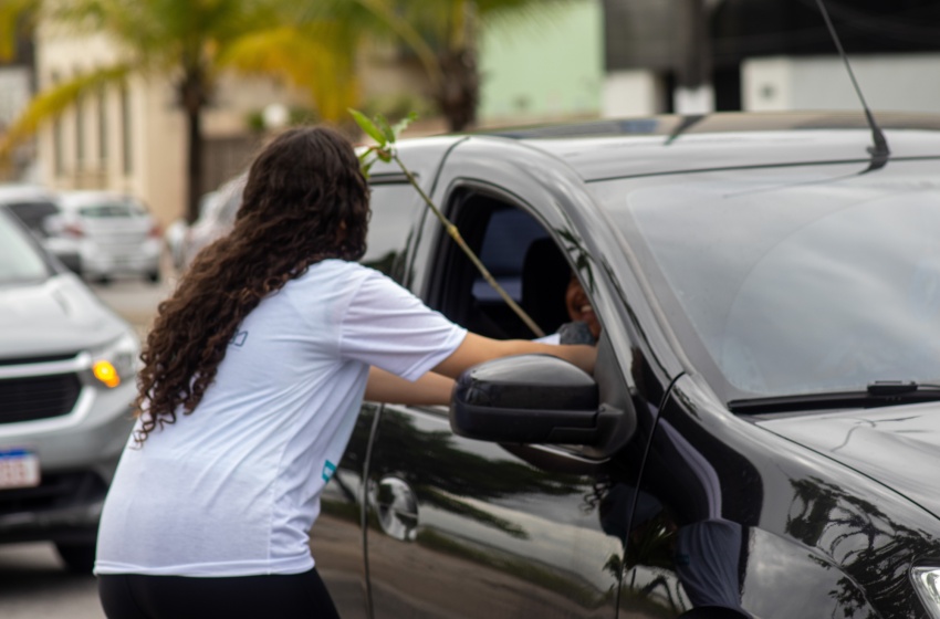 Renasce Salgadinho celebra Dia da Árvore com distribuição de mudas no Centro