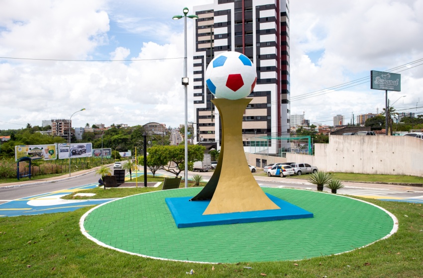 Prefeitura faz homenagem à seleção brasileira com o "Trevo da Copa"