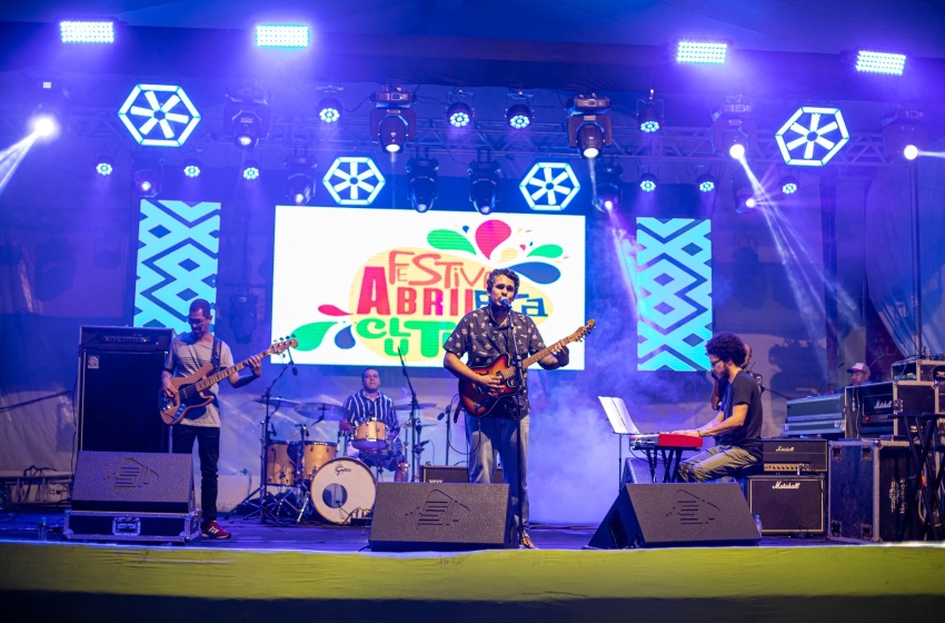 Apresentações culturais e shows artísticos marcam primeira noite do Festival Abril pra Cultura