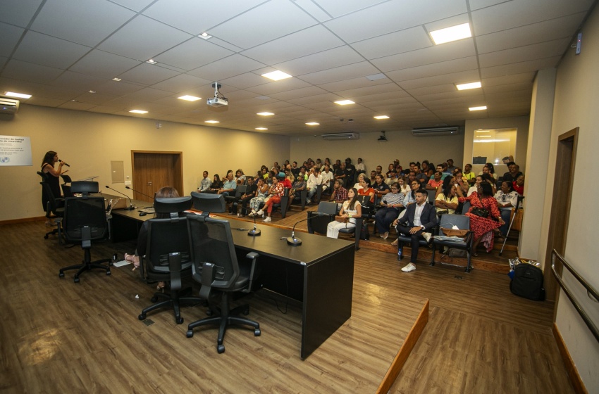 Profissionais debatem com pessoas em situação de rua atendimentos socioassistenciais