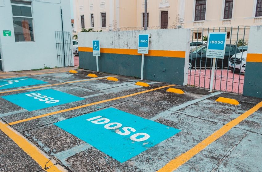 Uso de credenciais é obrigatório para estacionamento em vagas prioritárias