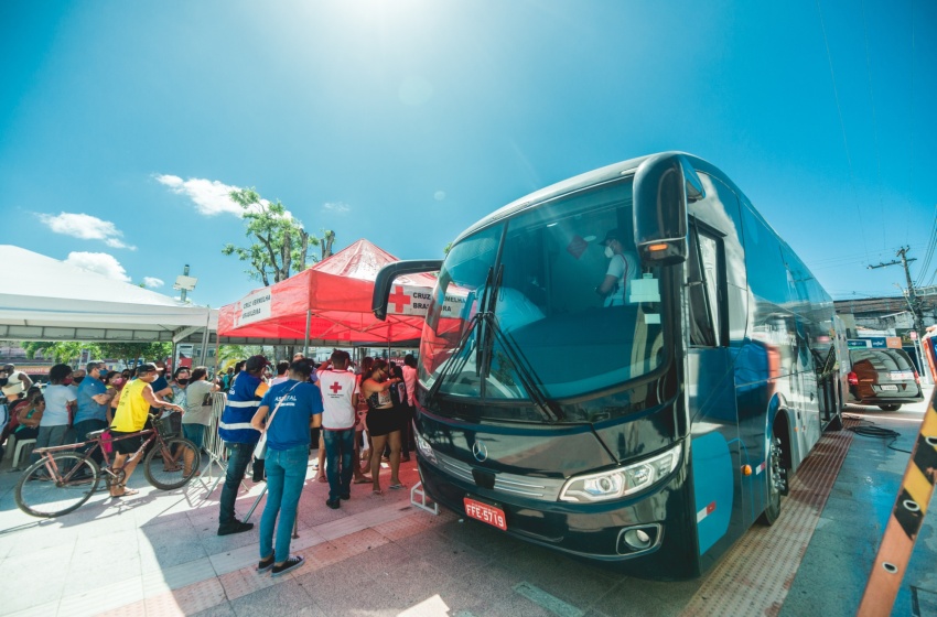 Após imunizar 12.317 pessoas, Ônibus da Vacina encerra permanência em Maceió
