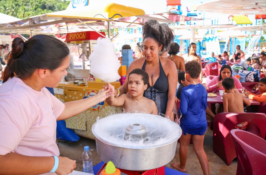 Ação inclusiva continua levando estudantes com autismo para parque aquático