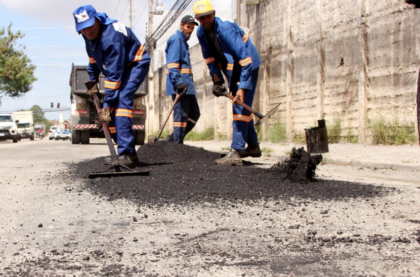Infraestrutura aplica 135 toneladas de asfalto em oito bairros de Maceió