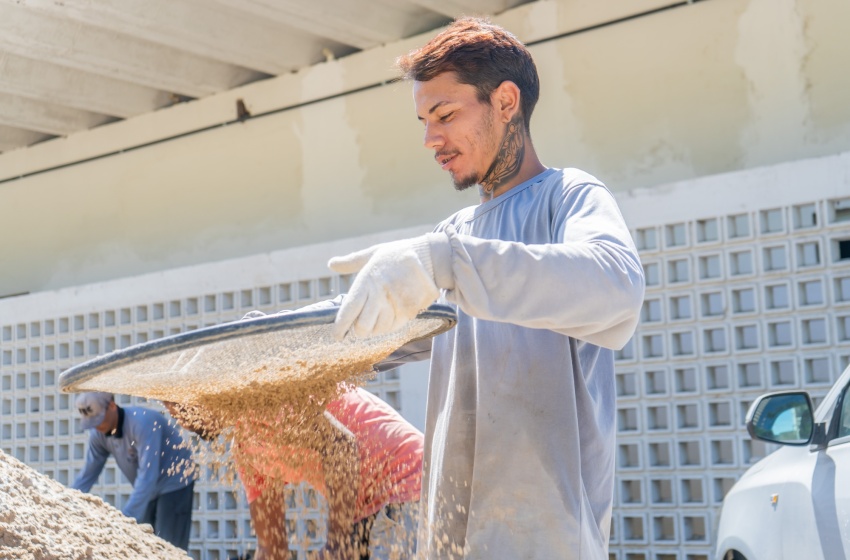 Gigantinhos: obras em novas creches geram emprego e renda para moradores de comunidades locais
