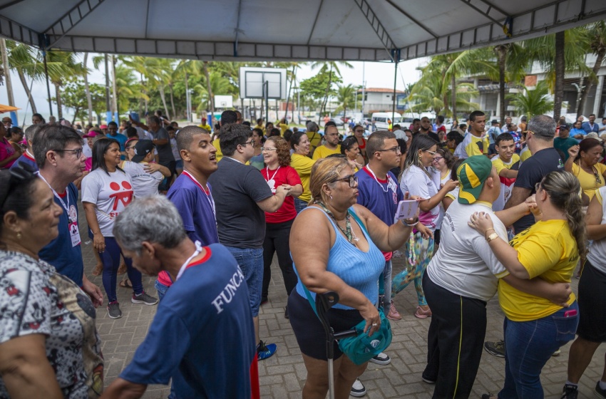 Praia Acessível dá show de dinamismo e reúne cerca de 400 pessoas na orla de Pajuçara