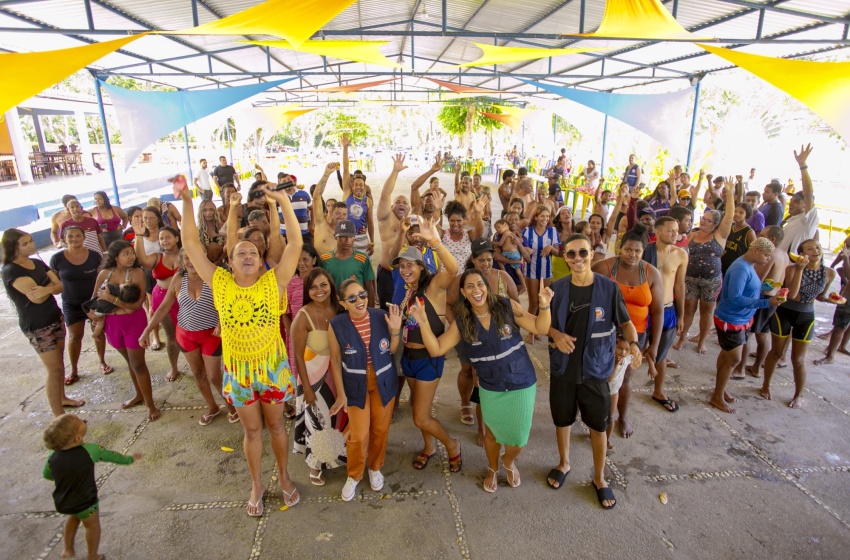 Pessoas em situação de rua participam de dia de lazer em parque aquático