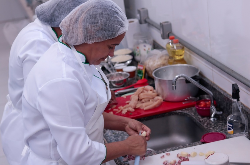 Prefeitura promove curso de boas práticas para mais de 400 merendeiros