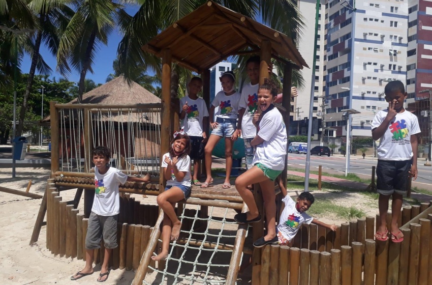 Crianças do Serviço de Convivência realizam atividades físicas na orla marítima