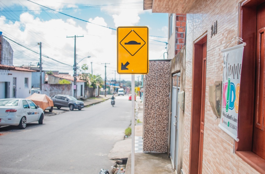 Brota na Grota: Implantação de sinalização na comunidade do Arranha-Céu garante segurança viária aos moradores