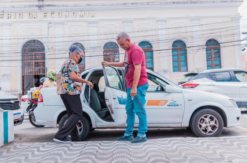 Taxistas de Maceió iniciam cobrança de corridas com a bandeira dois