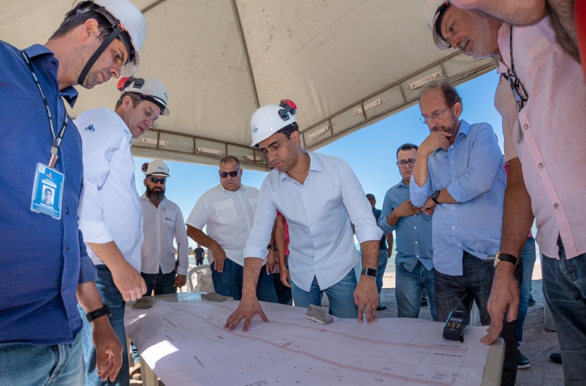 Prefeitura vistoria obra de contenção marítima na orla de Maceió