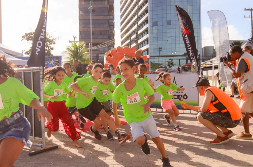 Crianças da Creche Sônia Cavalcanti participam de evento esportivo de triathlon na Pajuçara
