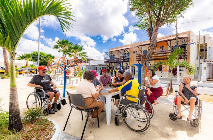 JHC entrega Cidade do Idoso e garante gratuidade nos ônibus para pessoas a partir de 65 anos