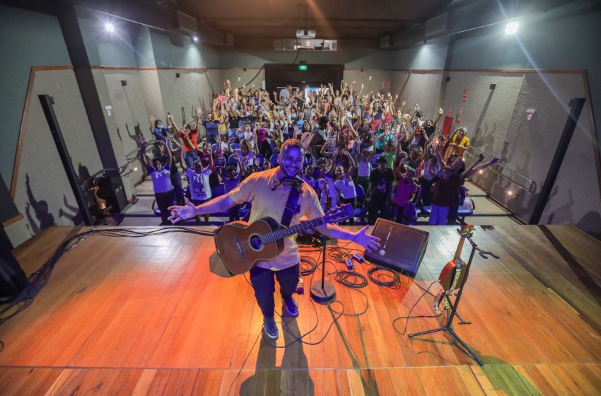 Alunos de escolas municipais participam de show do cantor Júlio Uçá