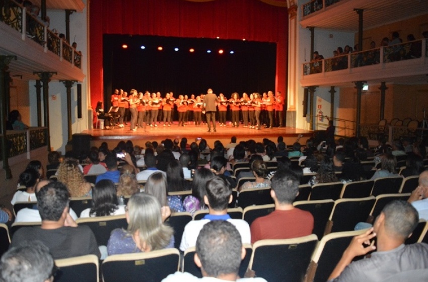 Educação leva 100 alunos do EJAI para assistirem peça no Teatro Deodoro