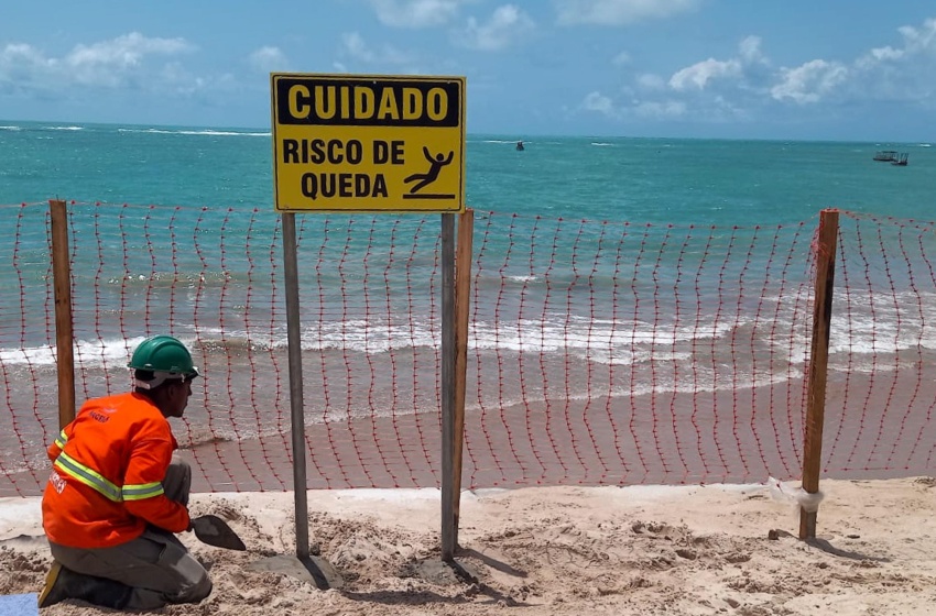 Prefeitura instala placas de sinalização e rede de proteção na orla da Jatiúca