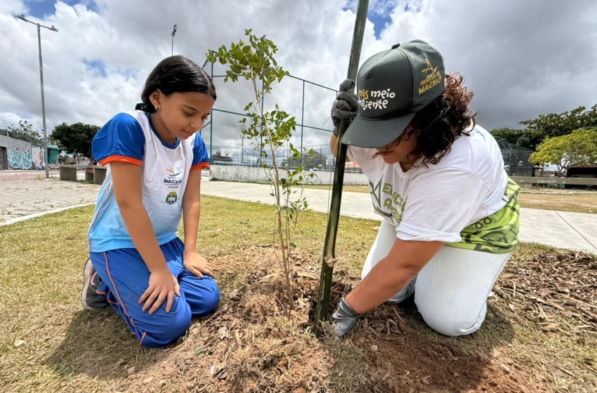 Alurb realiza plantio de árvores no Parque Linear do Benedito Bentes