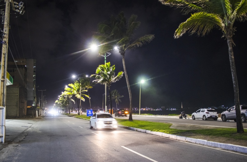 Avenida Assis Chateaubriand recebe manutenção de projetores