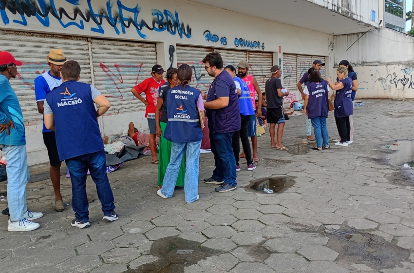 Pessoas que viviam em situação de rua no Centro são realocadas após diálogo com município