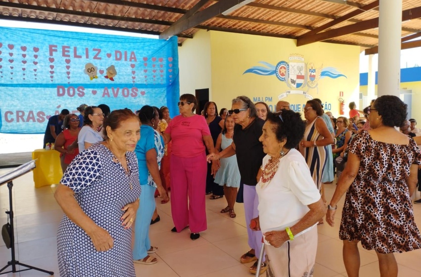 Idosas do Cras Área Lagunar recebem homenagem do Dia dos Avós