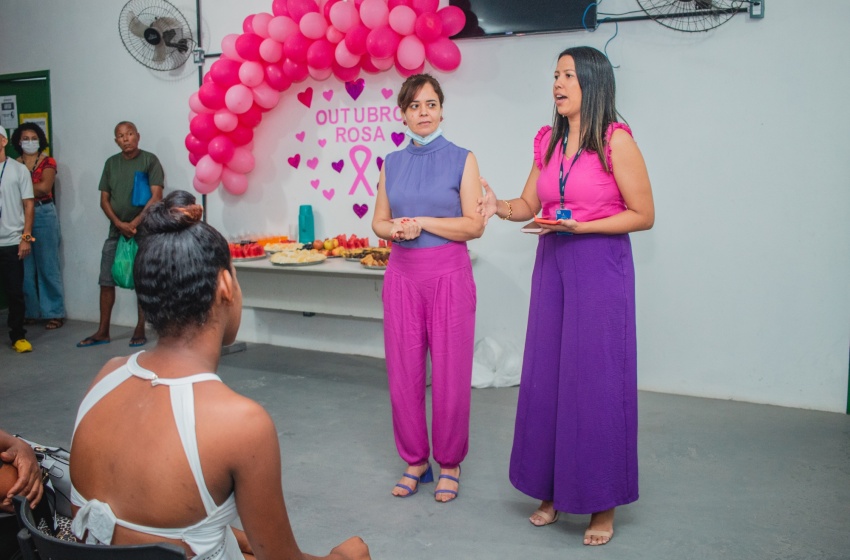 SMTT realiza ação da campanha Outubro Rosa para usuárias em atendimento
