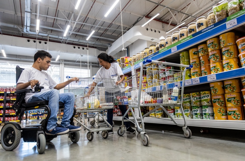 Prefeitura entrega alvará para construção de supermercado que vai gerar 350 empregos em Maceió