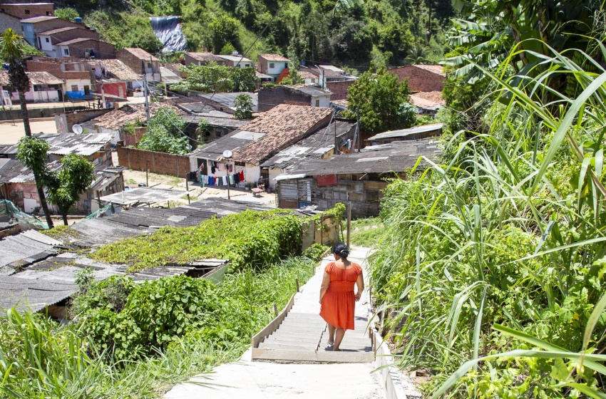 Moradores do Reginaldo ganham nova escadaria após décadas de espera