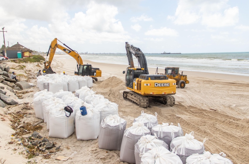 Infraestrutura executa obras de contenção do mar no Pontal da Barra
